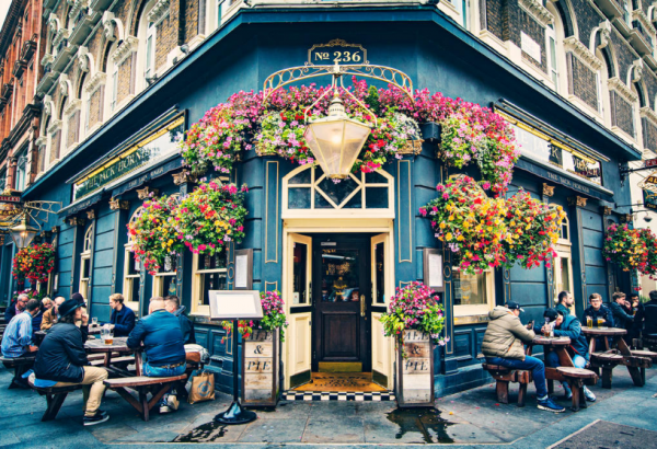 Cafe dengan tema urban vintage yang menciptakan suasana kota tempo dulu